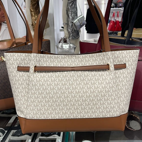 MICHAEL KORS
Reed Large Logo Belted Shoulder Tote Bag
Vanilla 
NWT - Picture 7 of 16